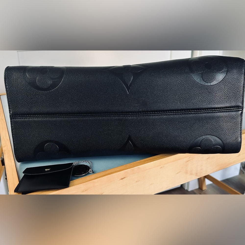 Louis Vuitton Black On The Go GM Bag - CHARM INCLUDED!! - Picture 6 of 16